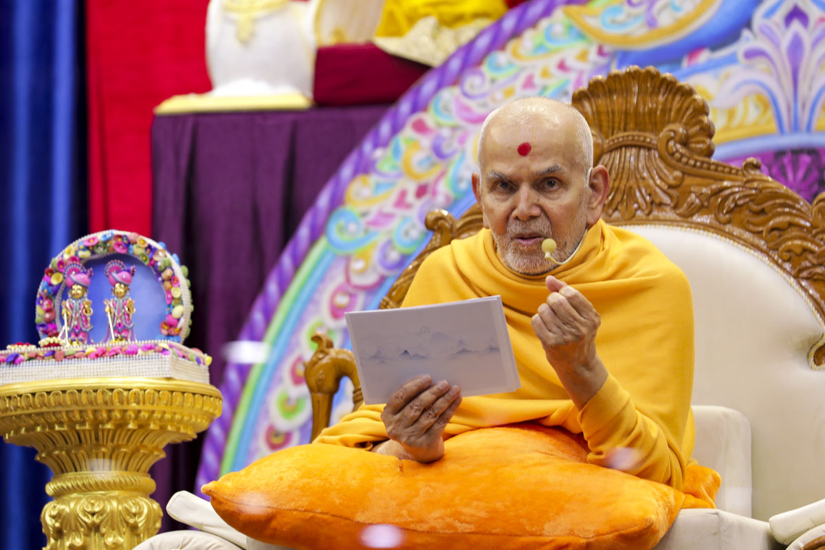 Swamishri blesses the seminar