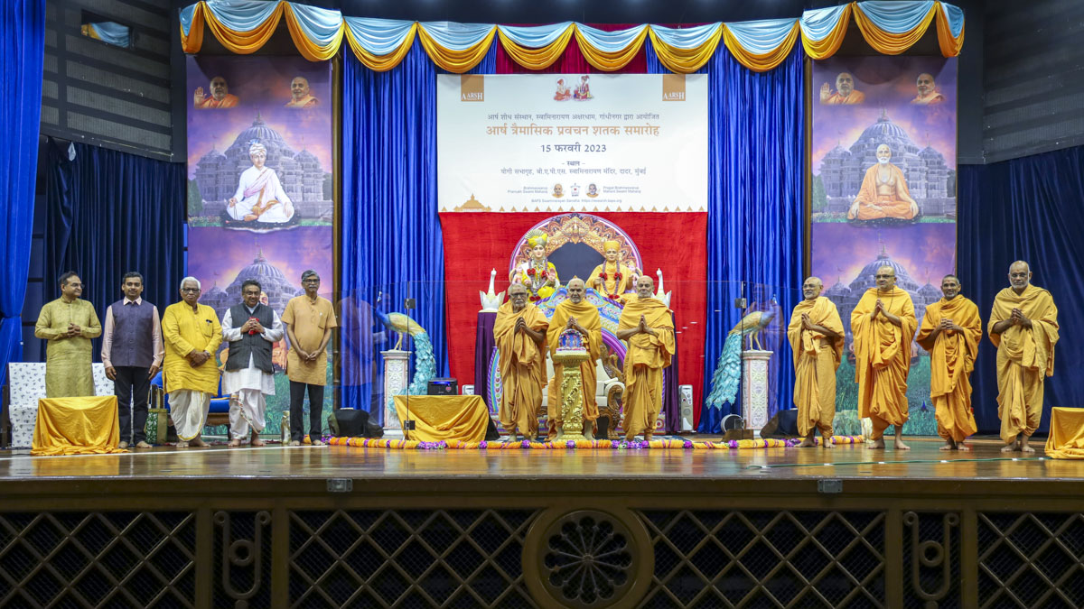 Senior sadhus, sadhus and invited guests with Swamishri on the stage
