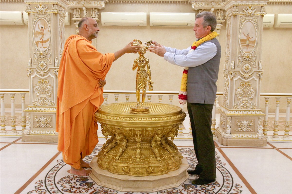 Governor of Delaware Visits Swaminarayan Akshardham, Delhi