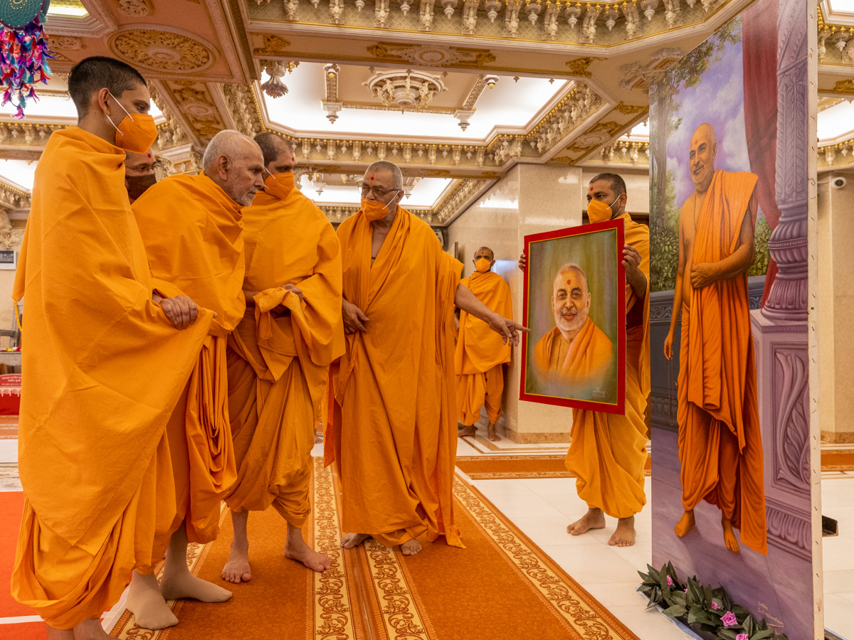 Swamishri observes the paintings of Brahmaswarup Pramukh Swami Maharaj