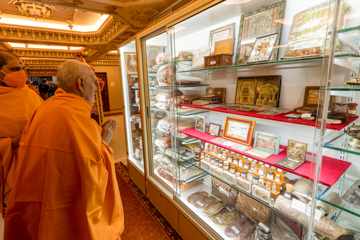 Swamishri engrossed in darshan of holy relics