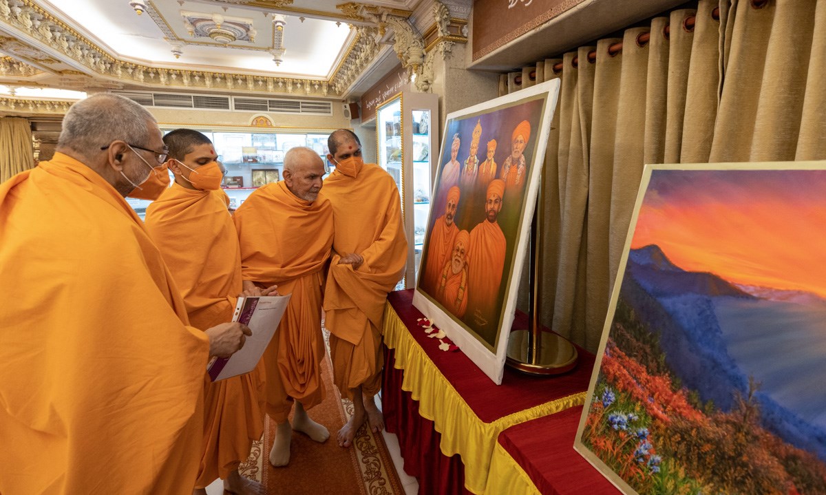 Swamishri observes a painting