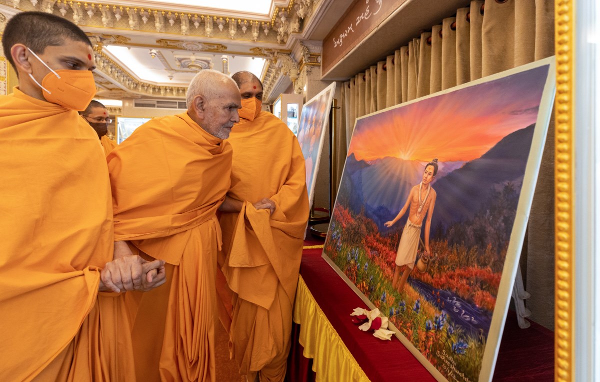 Swamishri observes a painting