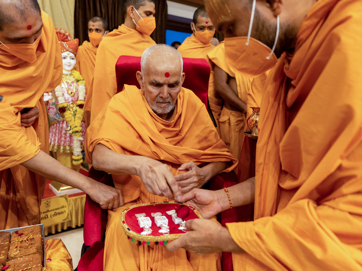 Swamishri sanctifies yantras