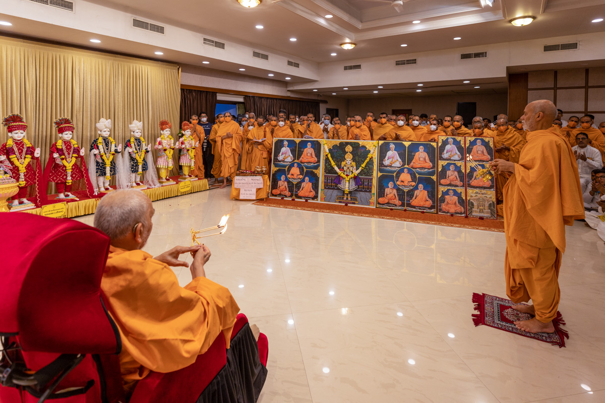 Swamishri and Pujya Viveksagar Swami perform the pratishtha arti