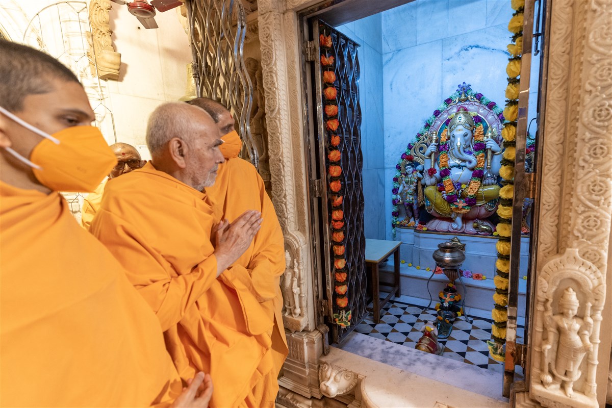 Swamishri engrossed in darshan of Shri Ganeshji
