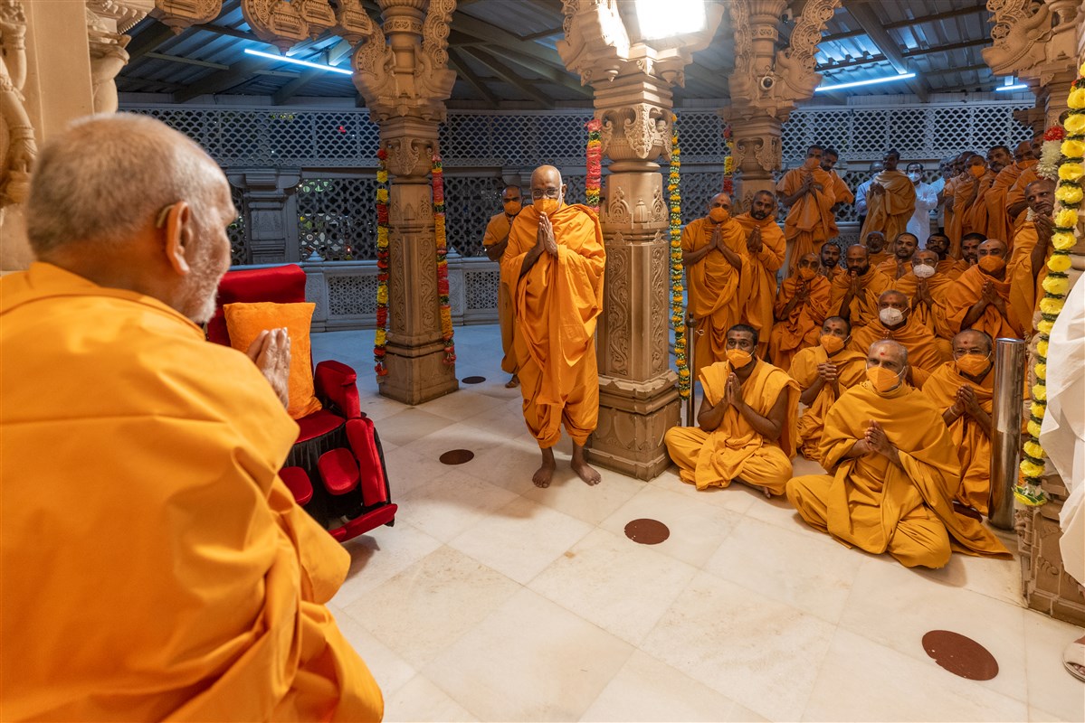 Sadhus doing darshan of Swamishri