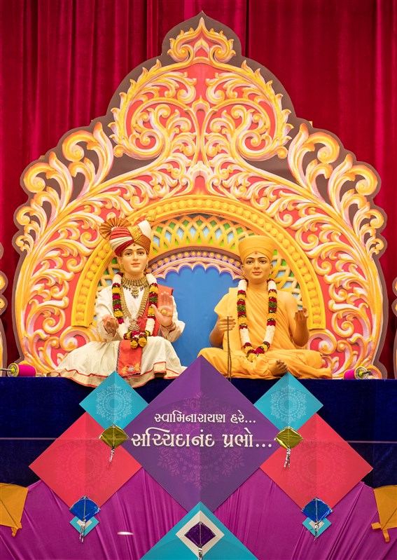 Symbolic jholi celebration in Swamishri's presence