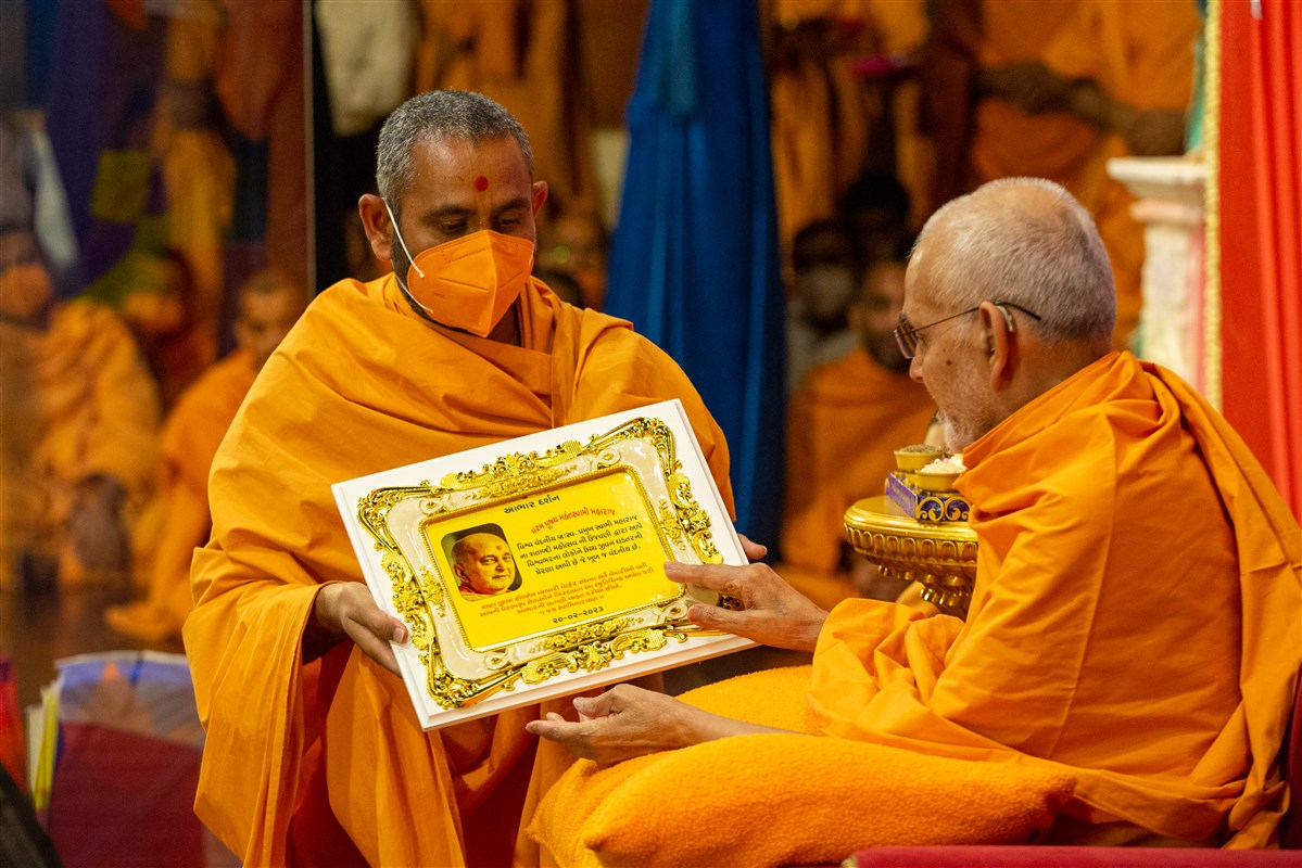 Swamishri sanctifies a citation
