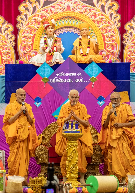 'Swaminarayan Hare, Sachhidanand Prabho...' Swamishri, Pujya Viveksagar Swami and Pujya Bhaktipriya Swami proclaim the jholi call