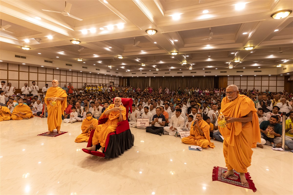 Swamishri, Pujya Viveksagar Swami and Pujya Kothari Swami perform the pratishtha arti