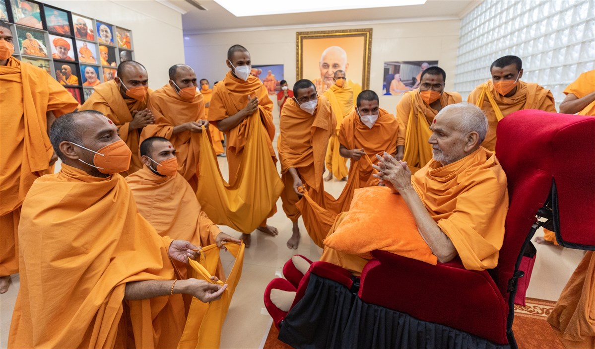 Sadhus pray before Swamishri