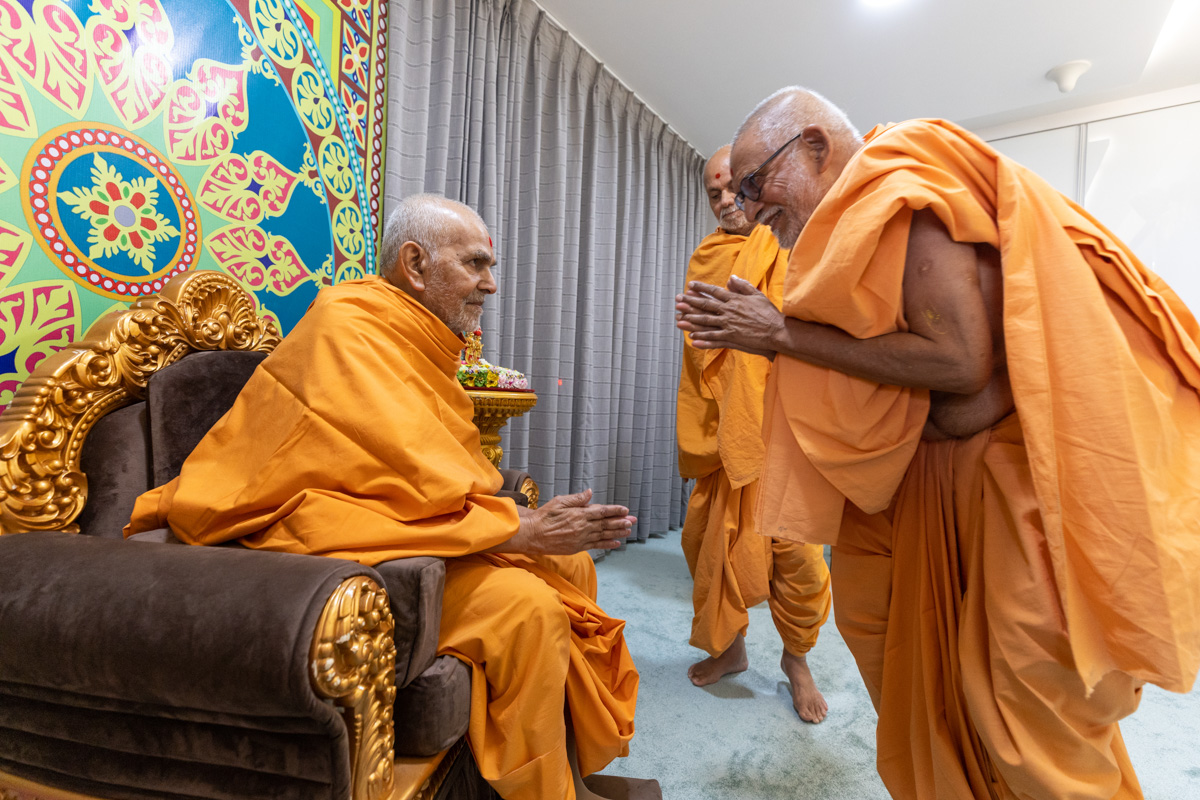 Pujya Bhaktipriya Swami (Kothari Swami) and Pujya Viveksagar Swami doing darshan of Swamishri