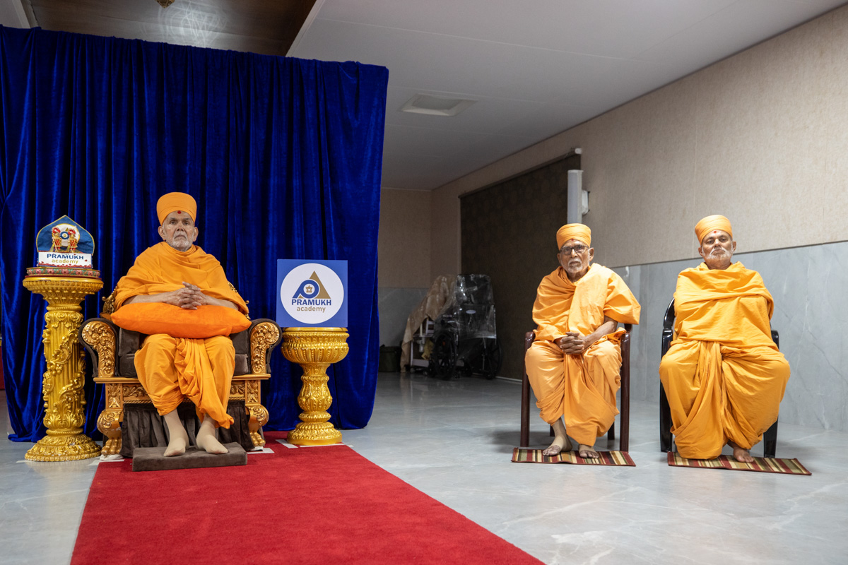 Swamishri, Pujya Kothari Swami and Pujya Viveksagar Swami during the inaugural assembly