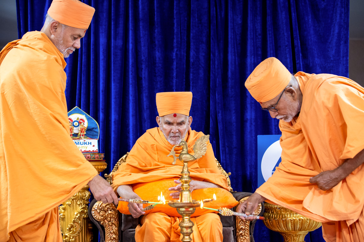 Swamishri, Pujya Kothari Swami and Pujya Viveksagar Swami light the inaugural lamp for 'Pramukh academy'