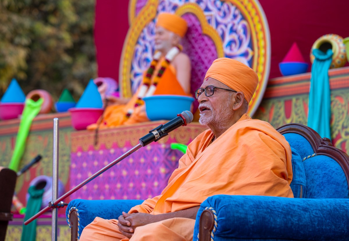 Pujya Kothari Swami addresses the assembly