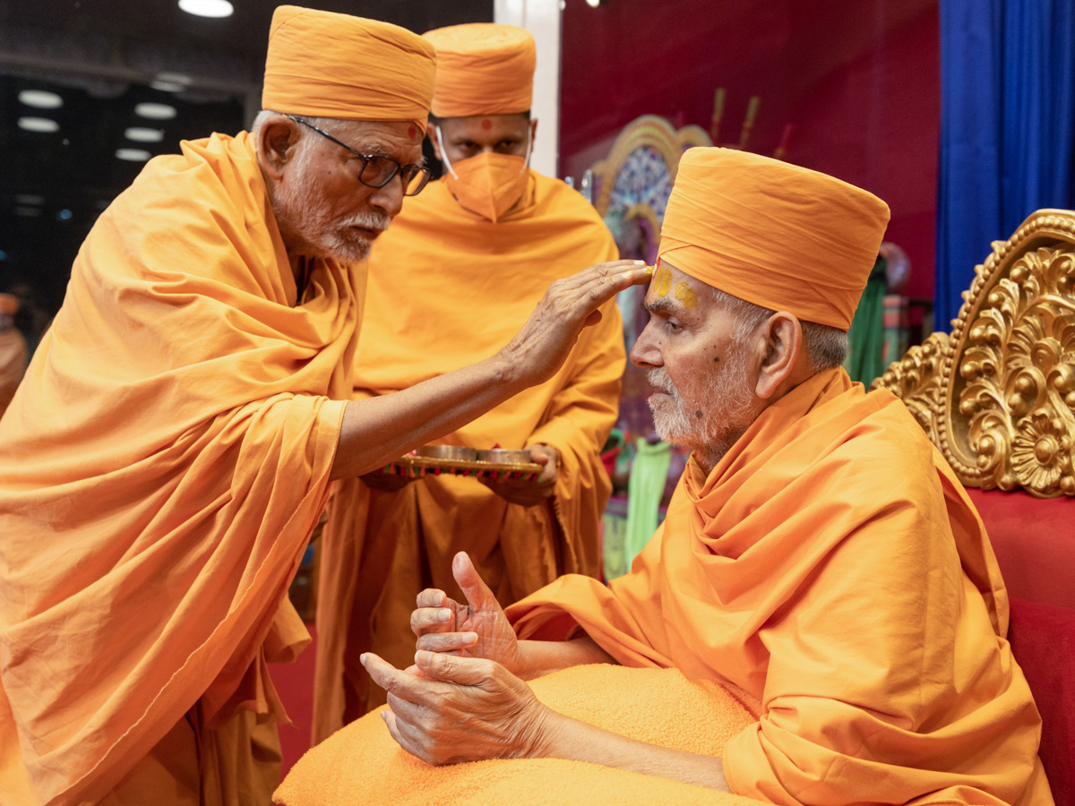 Pujya Kothari Swami applies chandan archa to Swamishri
