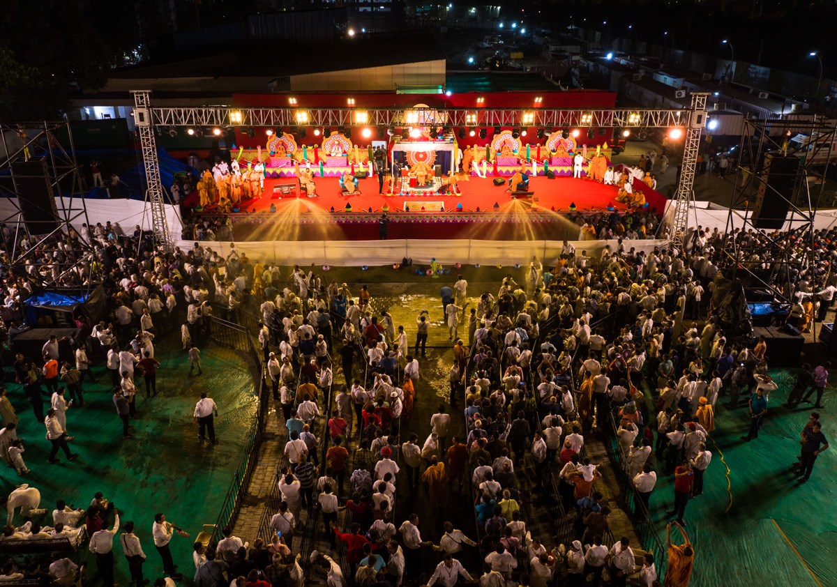 Devotees joyously doing darshan of Swamishri