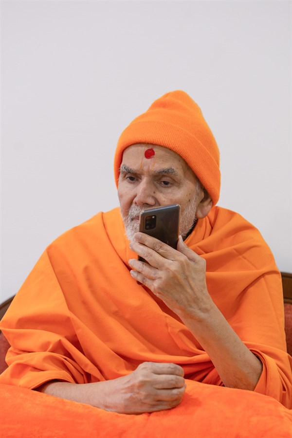 Swamishri counsels a devotee via phone