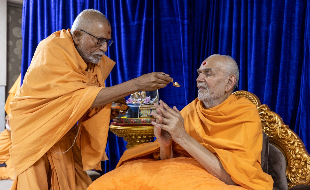 Swamishri partakes prasad
