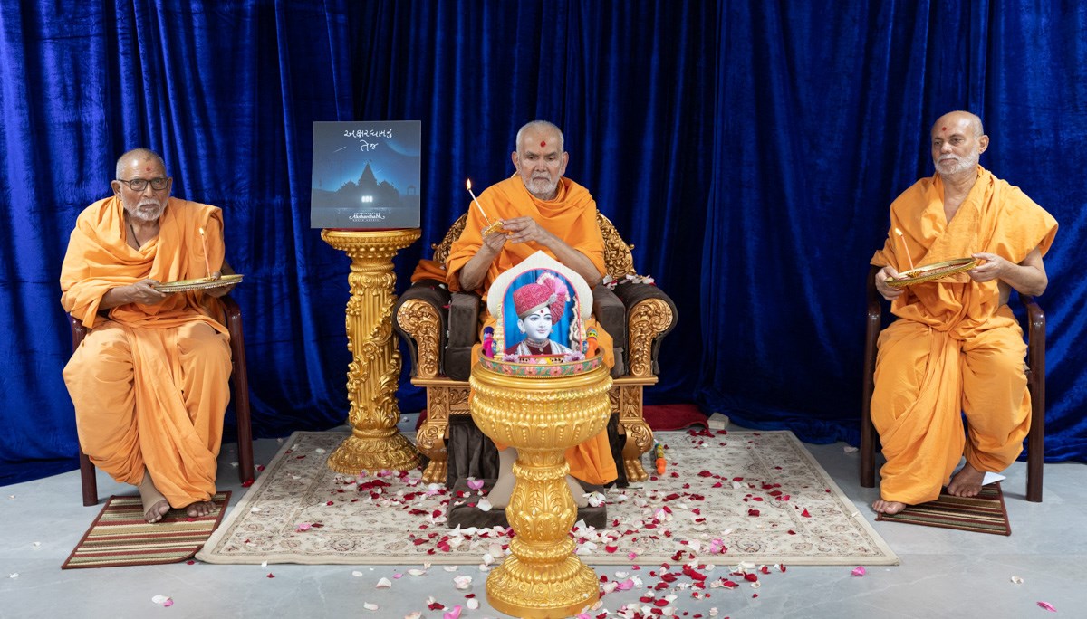 Swamishri, Pujya Kothari Swami, and Pujya Viveksagar Swami perform the evening arti