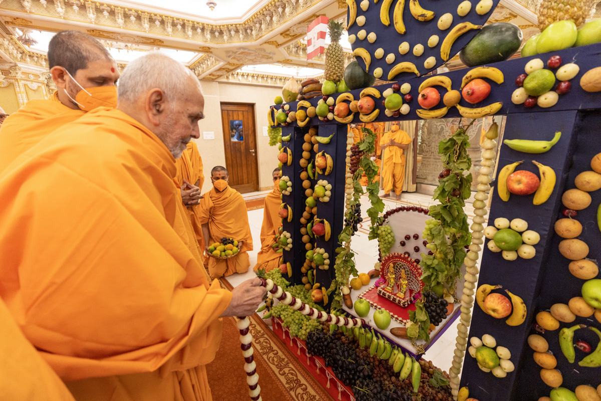Swamishri swings Shri Harikrishna Maharaj and Shri Gunatitanand Swami in a hindolo