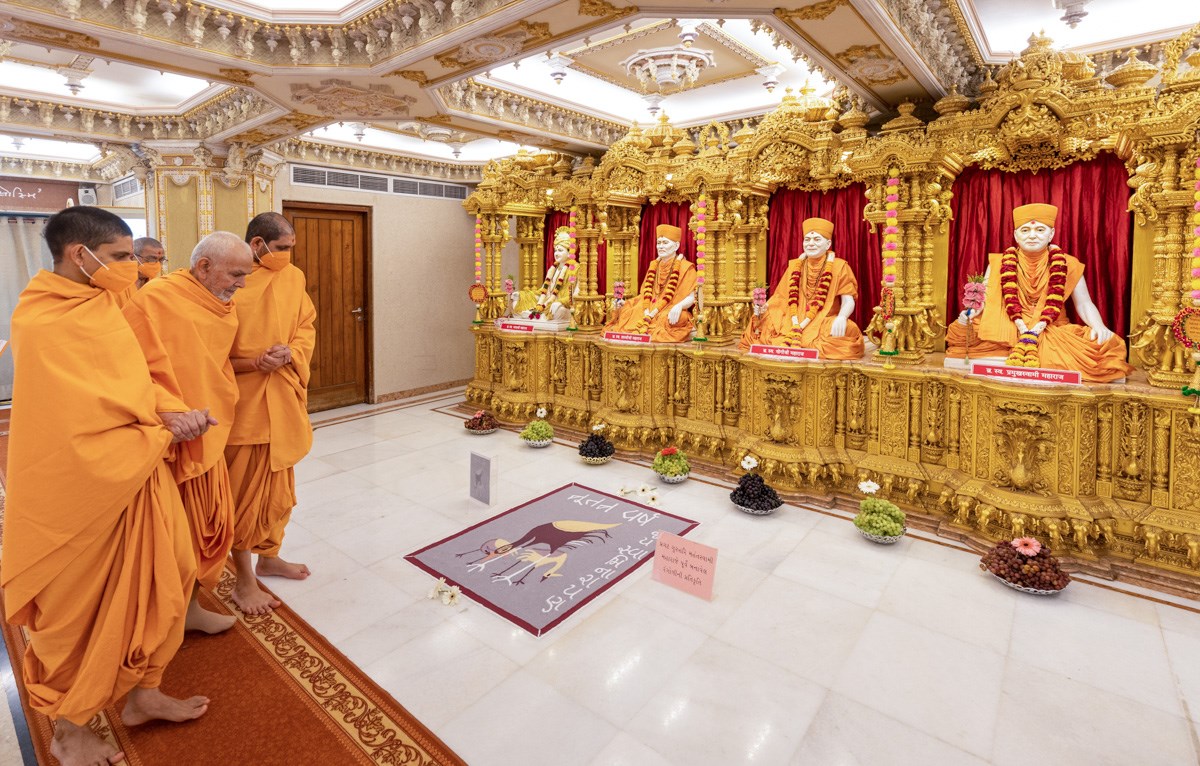 Swamishri observes a rangoli