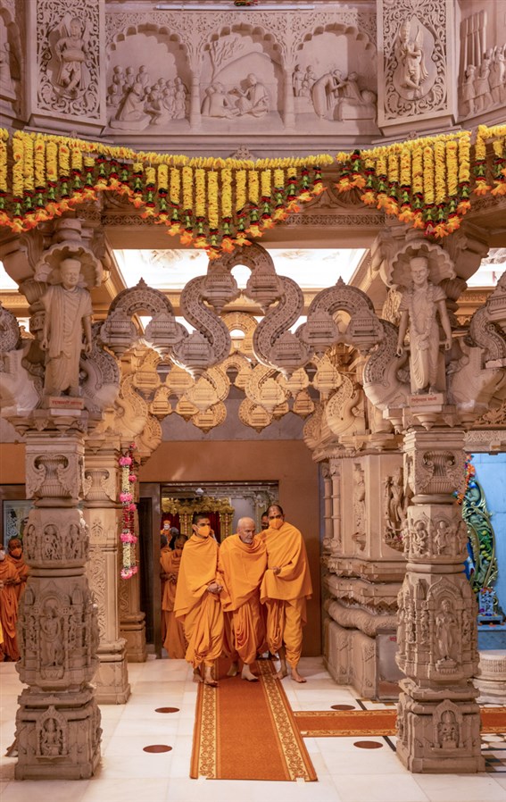 Swamishri arrives for Thakorji's darshan