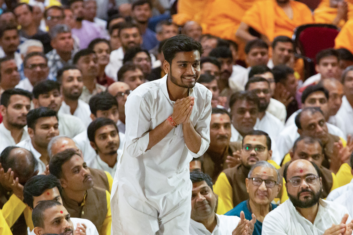 A youth doing darshan of Swamishri