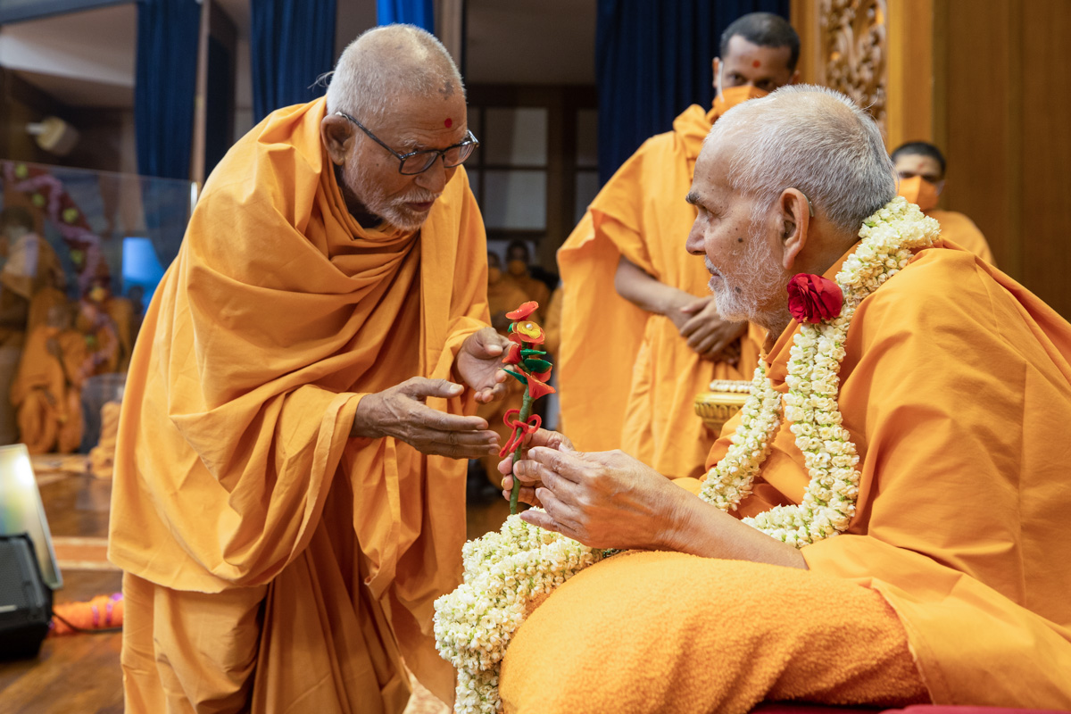Pujya Kothari Swami in conversation with Swamishri