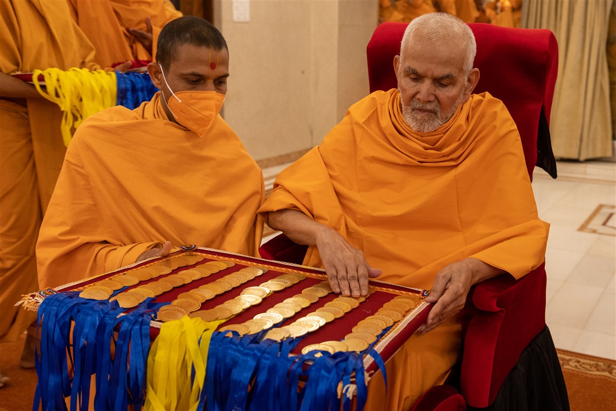 Swamishri sanctifies medals
