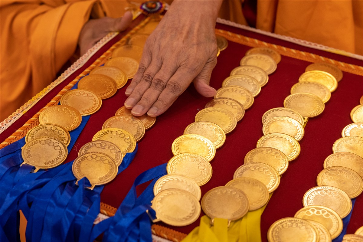 Swamishri sanctifies medals