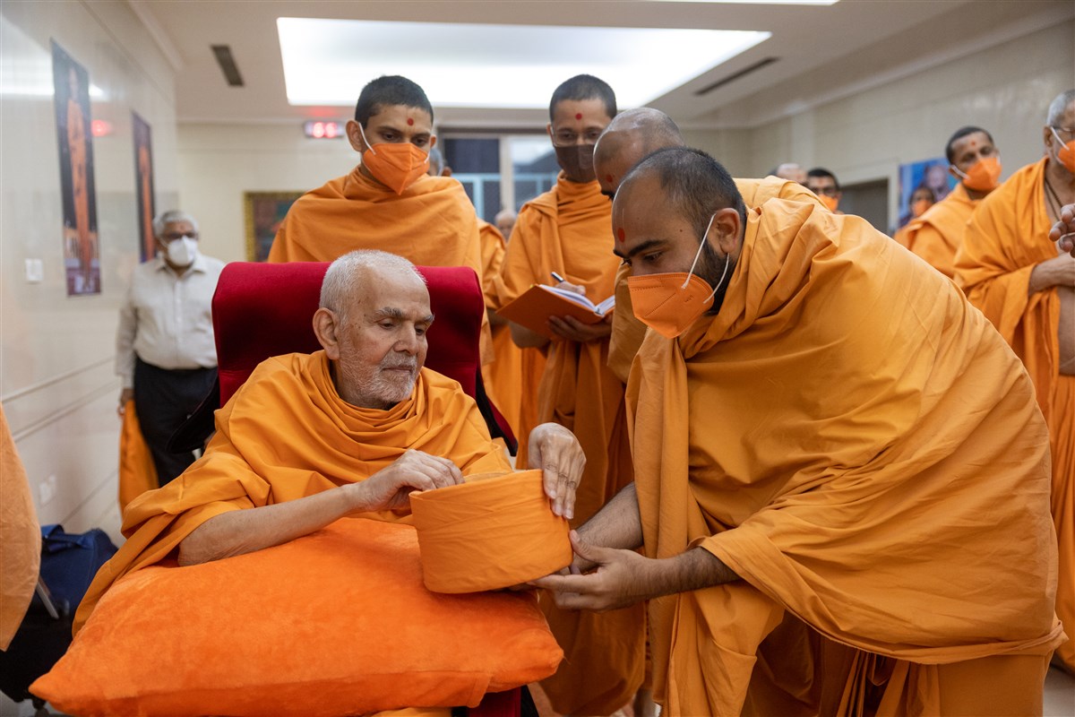 Swamishri sanctifies a pagh