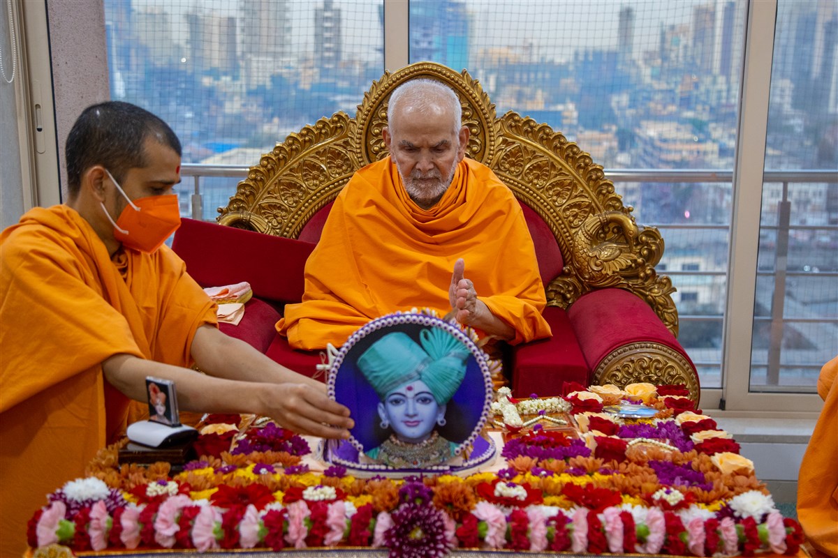 Swamishri guides the placement of Shri Harikrishna Maharaj and Shri Gunatitanand Swami in his daily puja
