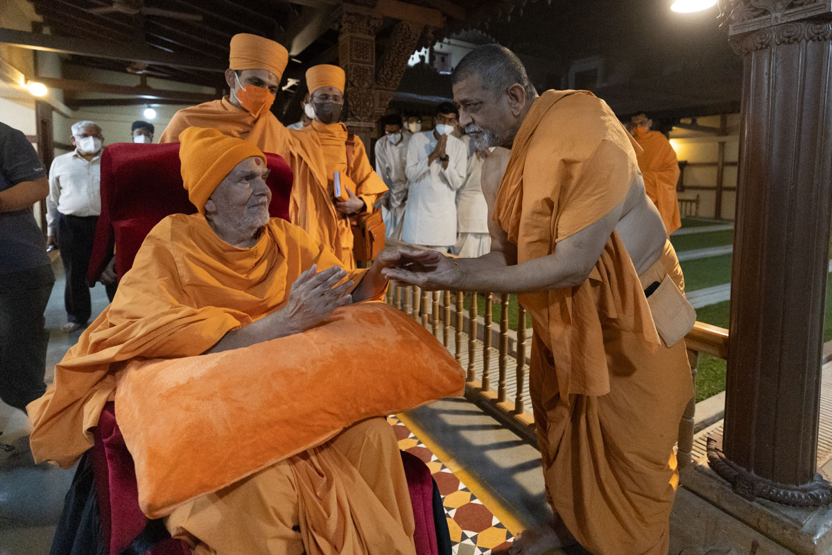 Swamishri blesses Krishnavallabh Swami