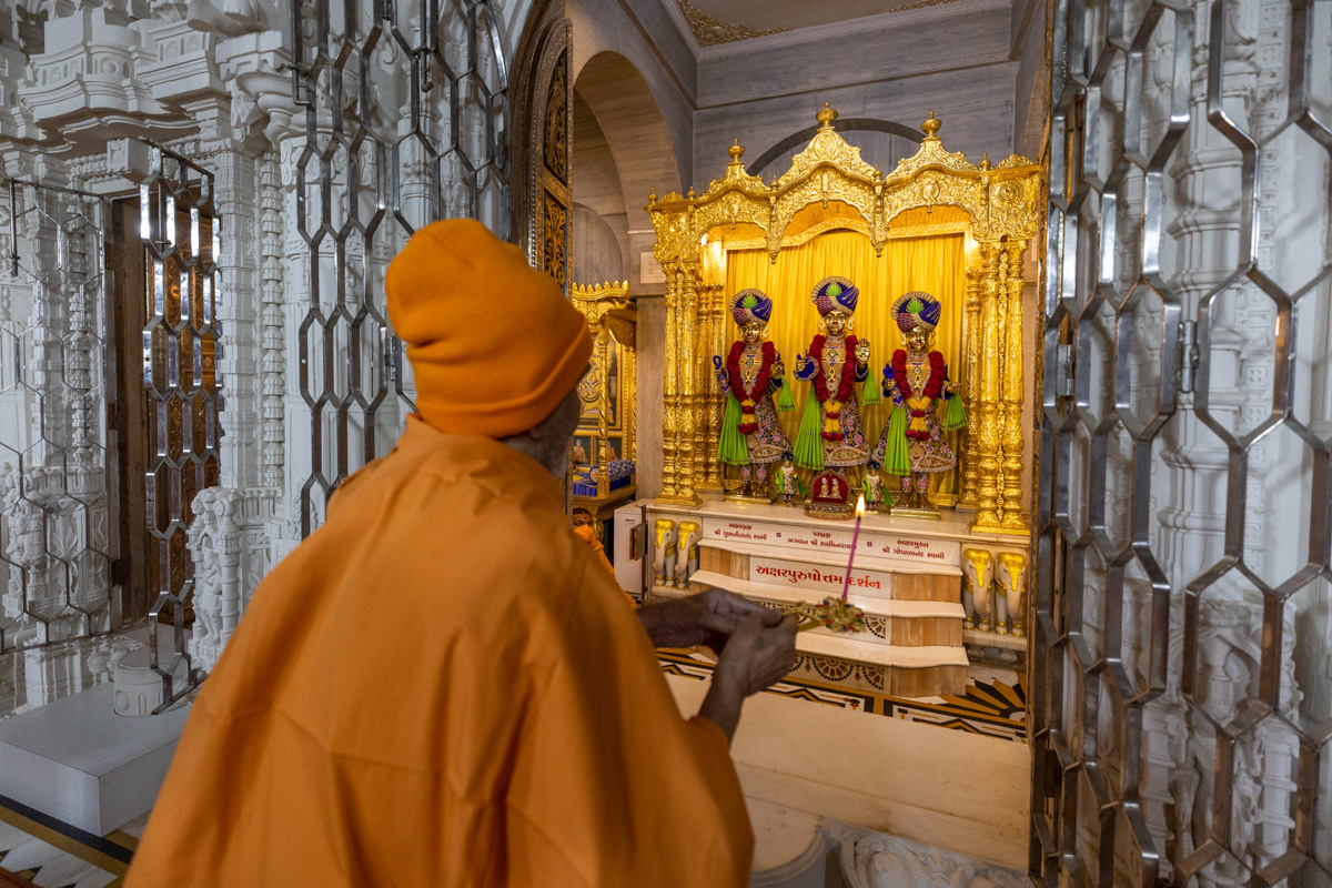 Swamishri performs the morning arti