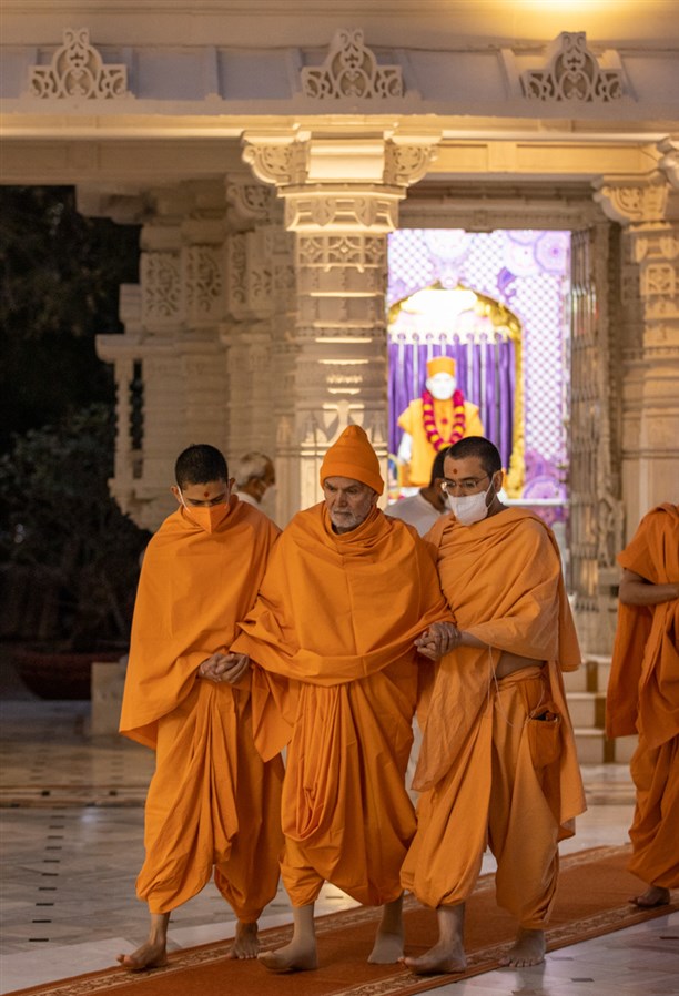 Swamishri in the smruti mandir pradakshina