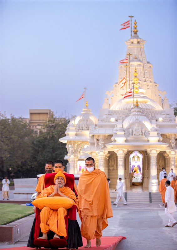 Swamishri arrives at the Pramukh Swami Maharaj Smruti Mandir
