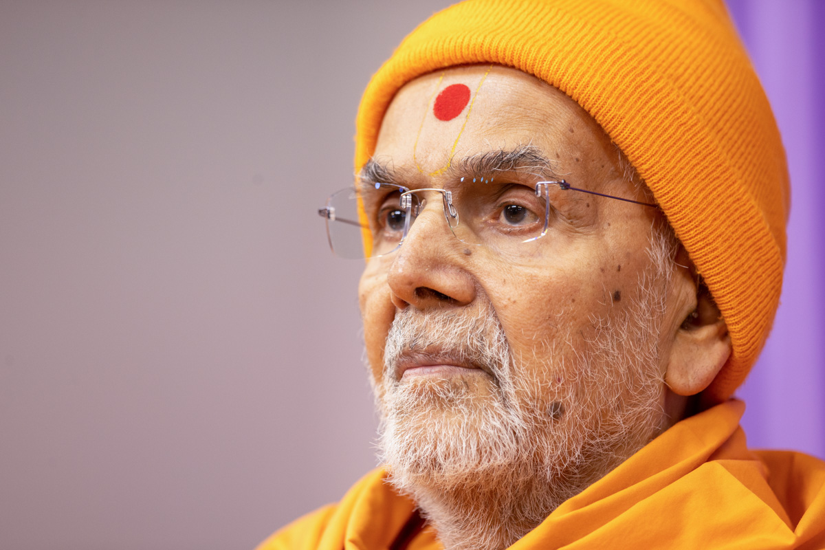 Swamishri greets all