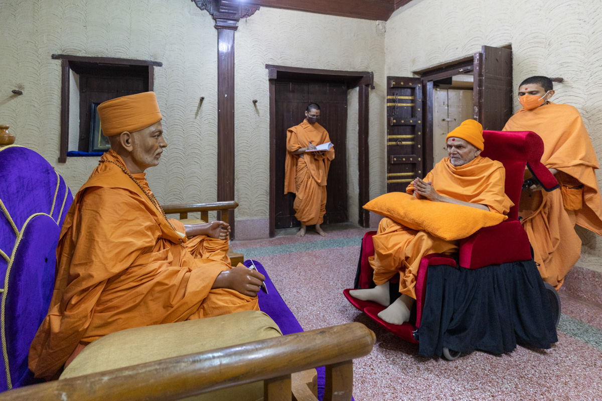 Swamishri engrossed in darshan of Brahmaswarup Shastriji Maharaj 