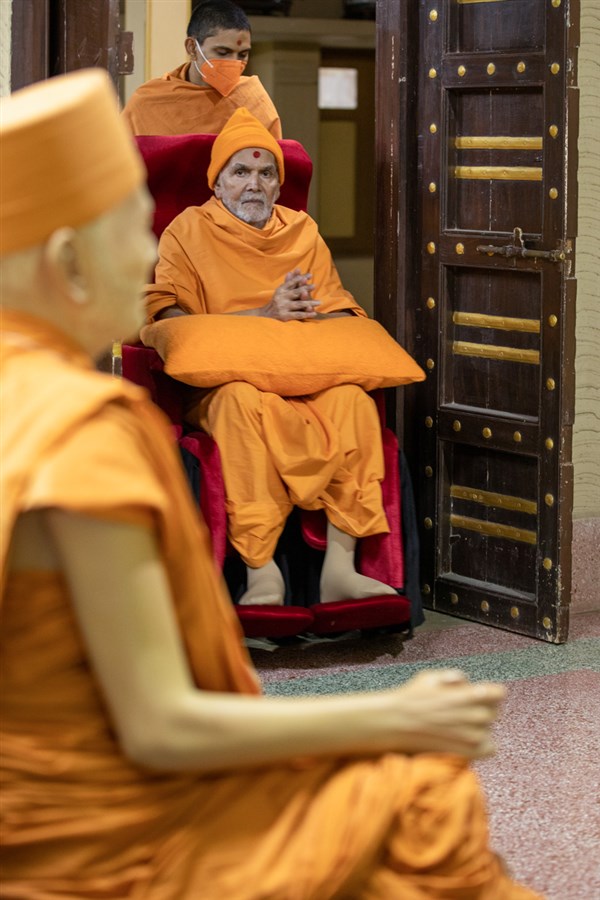 Swamishri arrives in the room of Brahmaswarup Yogiji Maharaj
