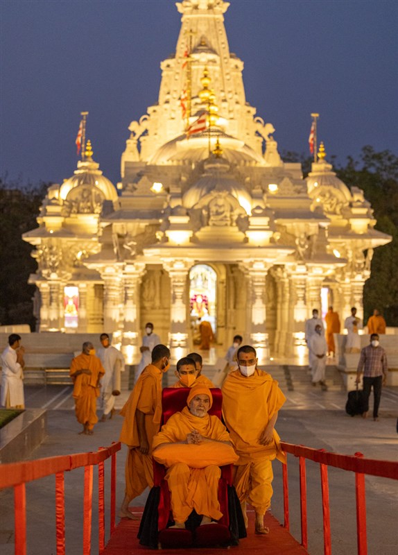 Swamishri arrives at the Pramukh Swami Maharaj Smruti Mandir