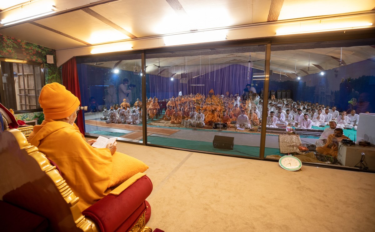 Sadhus, parshads and sadhaks doing Swamishri's puja darshan