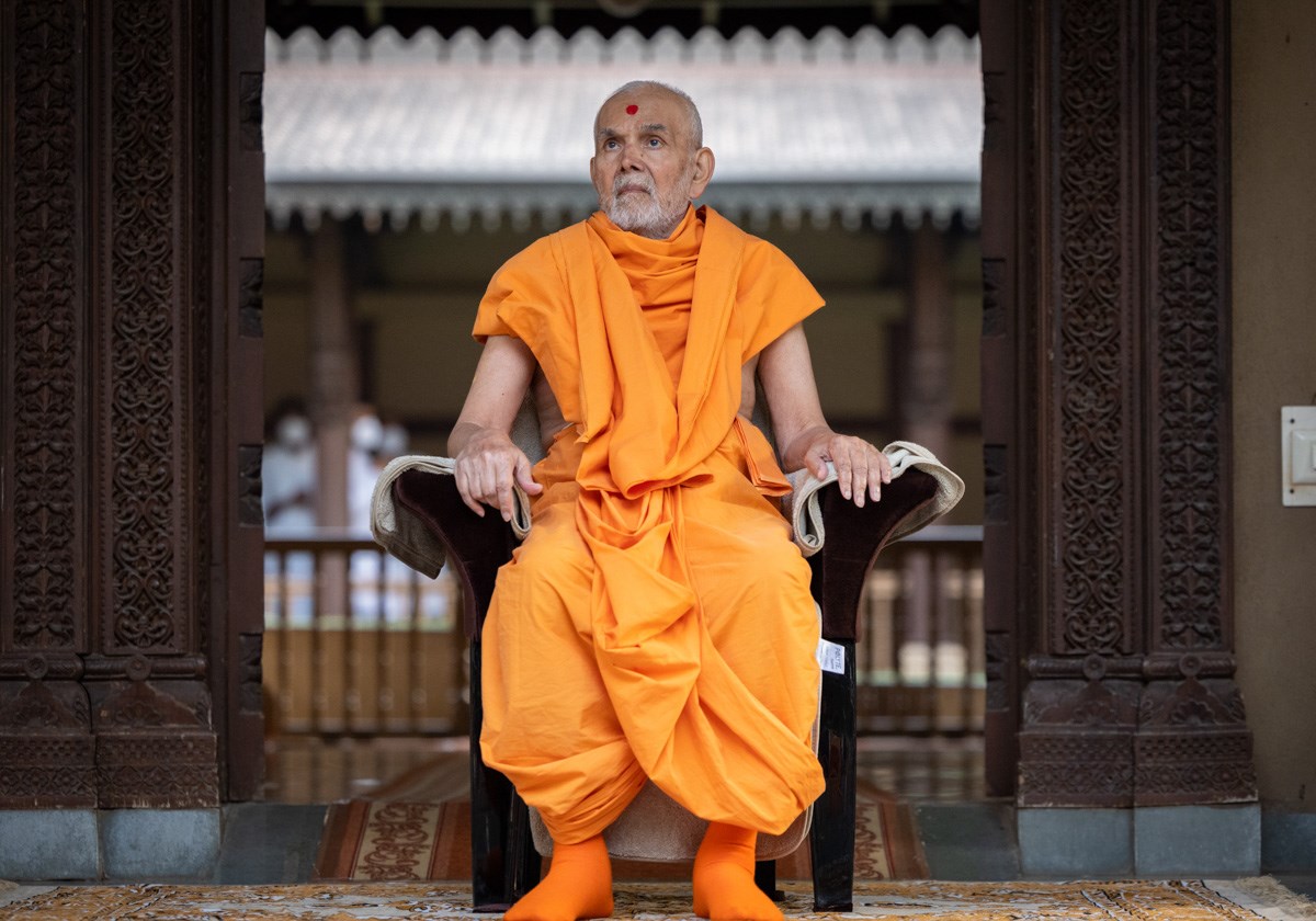 Swamishri seated on the porch of Sarvasva