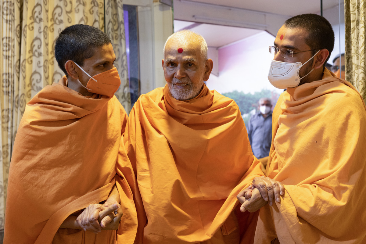 Sadhus in conversation with Swamishri