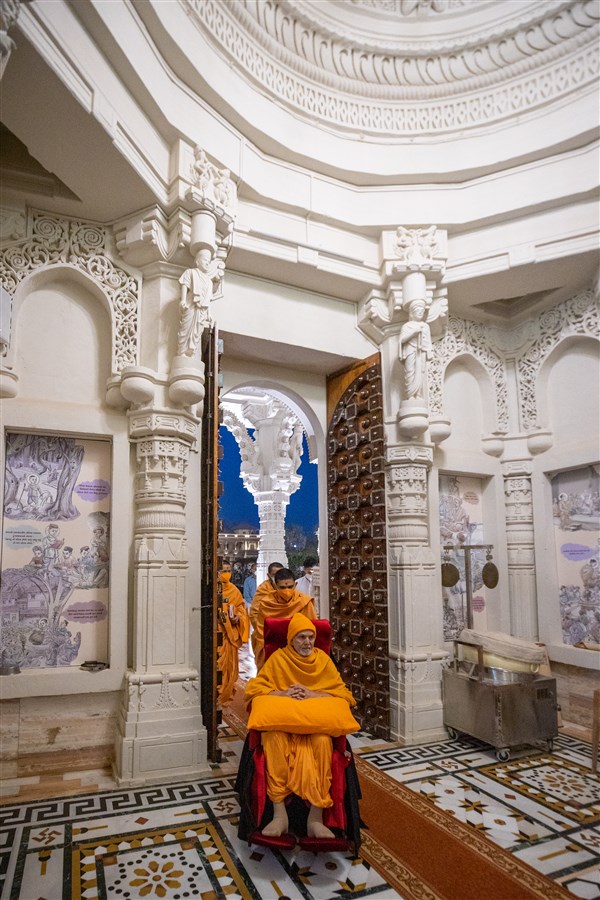 Swamishri arrives for darshan in the Yagnapurush Smruti Mandir