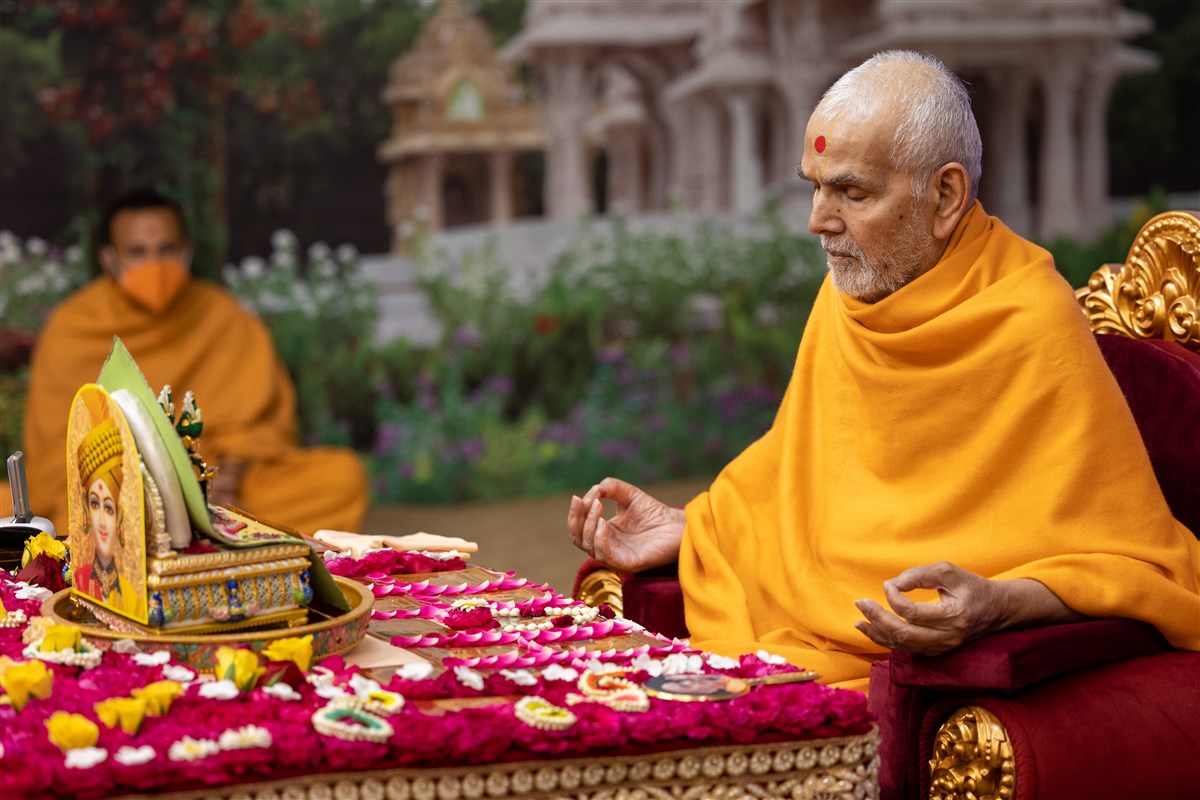 Swamishri meditates in his daily puja 