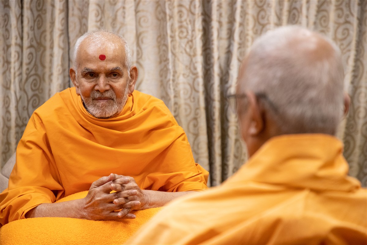 Swamishri in conversation with Pujya Swayamprakash Swami (Doctor Swami)