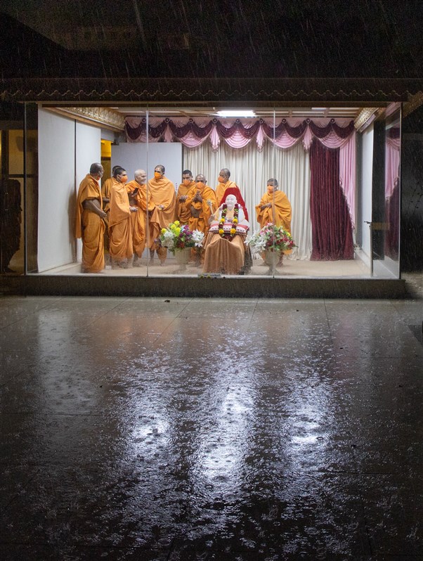 Swamishri observes the rain