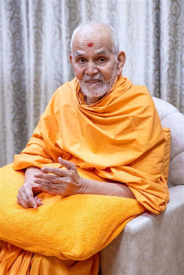 Swamishri in conversation